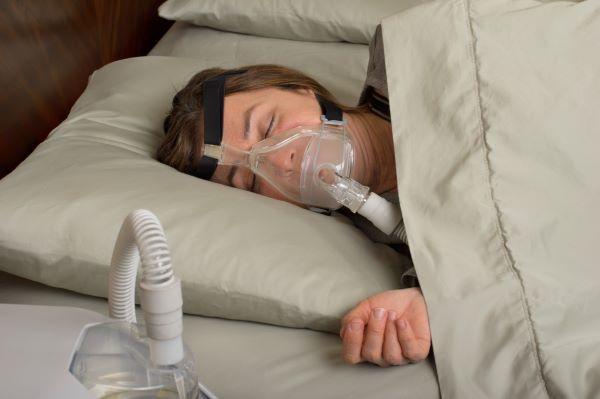woman using CPAP machine